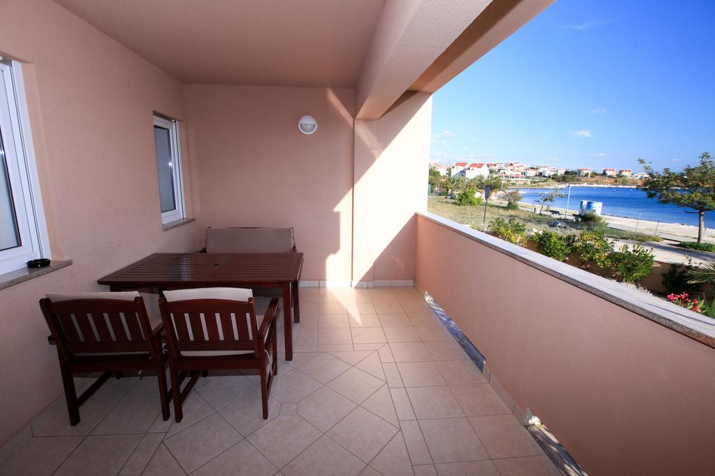 Apartments Miroslav Povljana Ngoại thất bức ảnh