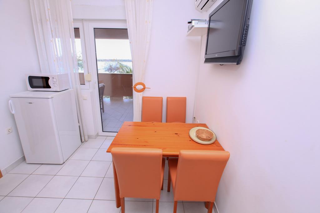 Apartments Miroslav Povljana Ngoại thất bức ảnh