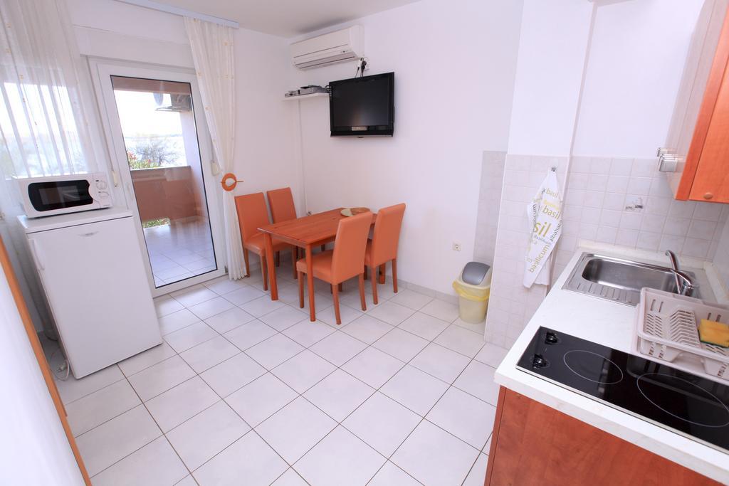 Apartments Miroslav Povljana Ngoại thất bức ảnh