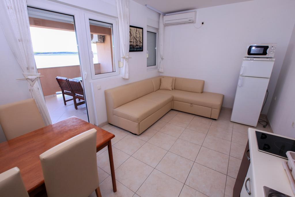 Apartments Miroslav Povljana Ngoại thất bức ảnh