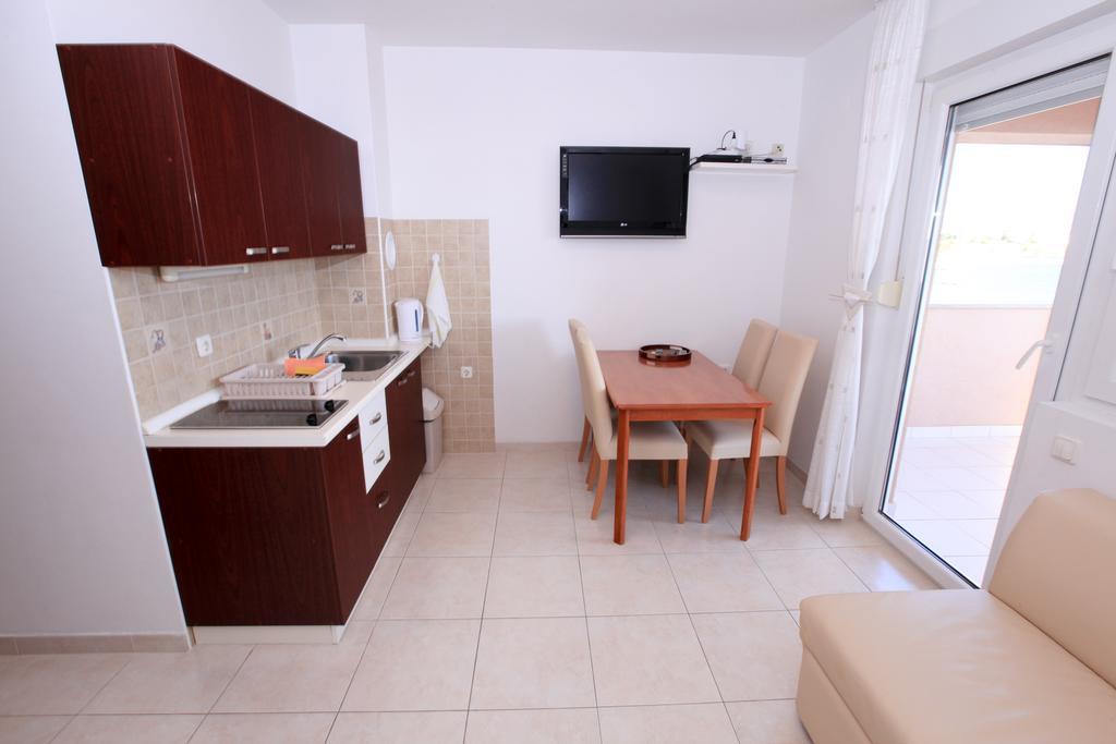 Apartments Miroslav Povljana Ngoại thất bức ảnh