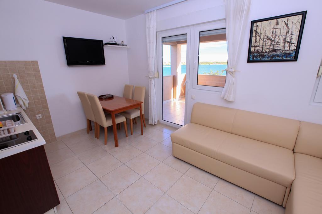 Apartments Miroslav Povljana Ngoại thất bức ảnh
