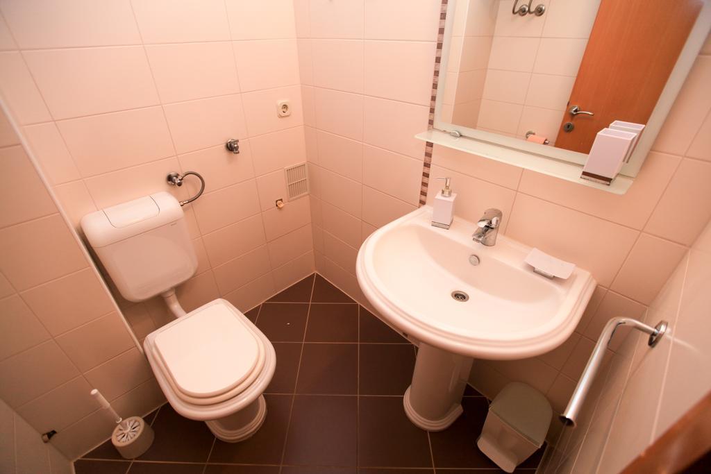 Apartments Miroslav Povljana Ngoại thất bức ảnh