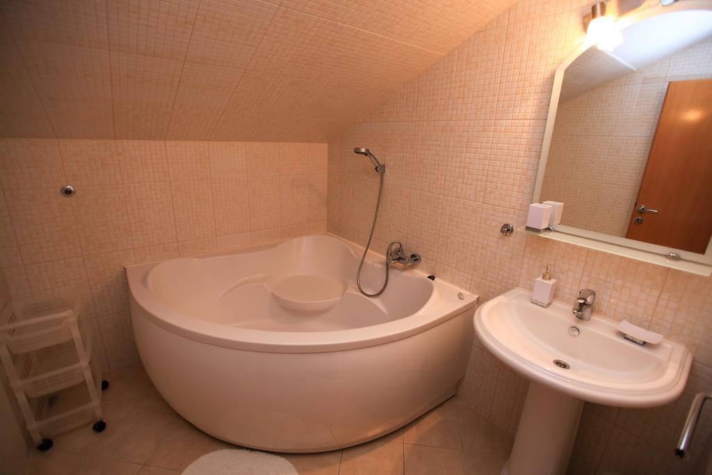 Apartments Miroslav Povljana Ngoại thất bức ảnh