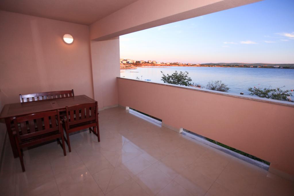 Apartments Miroslav Povljana Ngoại thất bức ảnh