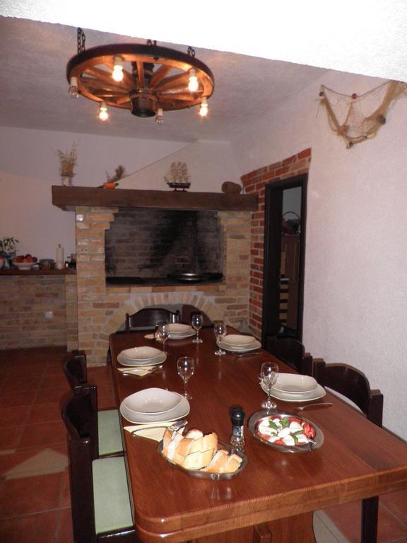 Apartments Miroslav Povljana Ngoại thất bức ảnh